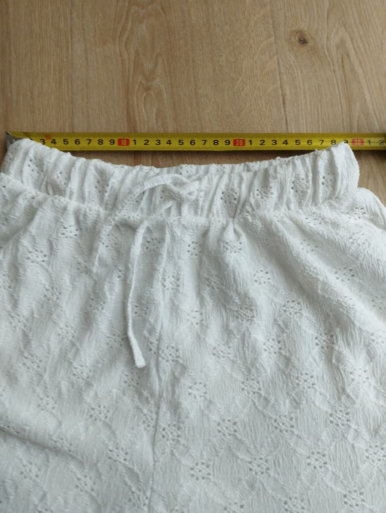 Białe krótkie ażurowe haft szorty spodenki Zara 36(S)