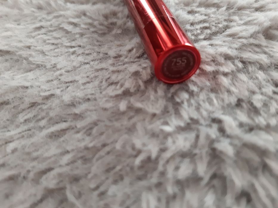 Pomadki revlon czerwona 755 i różowa 765