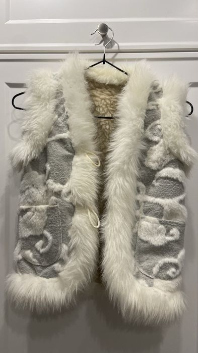 Тепла жилетка на дівчинку