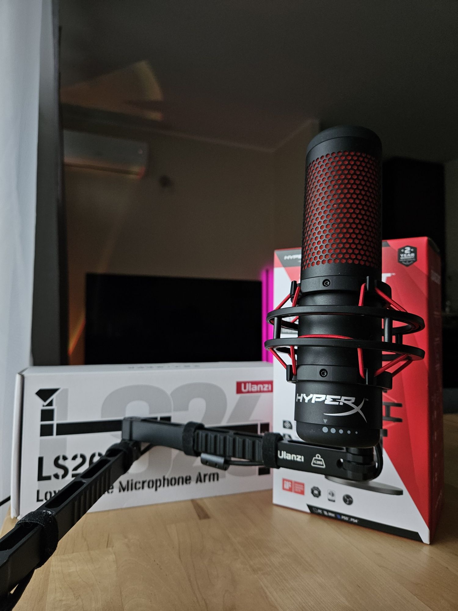 HyperX QuadCast + Ramię Ulanzi LS28 – Profesjonalny zestaw do streamin