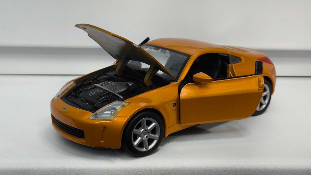 Модель, машинка Nissan 350Z 1.24 Maisto