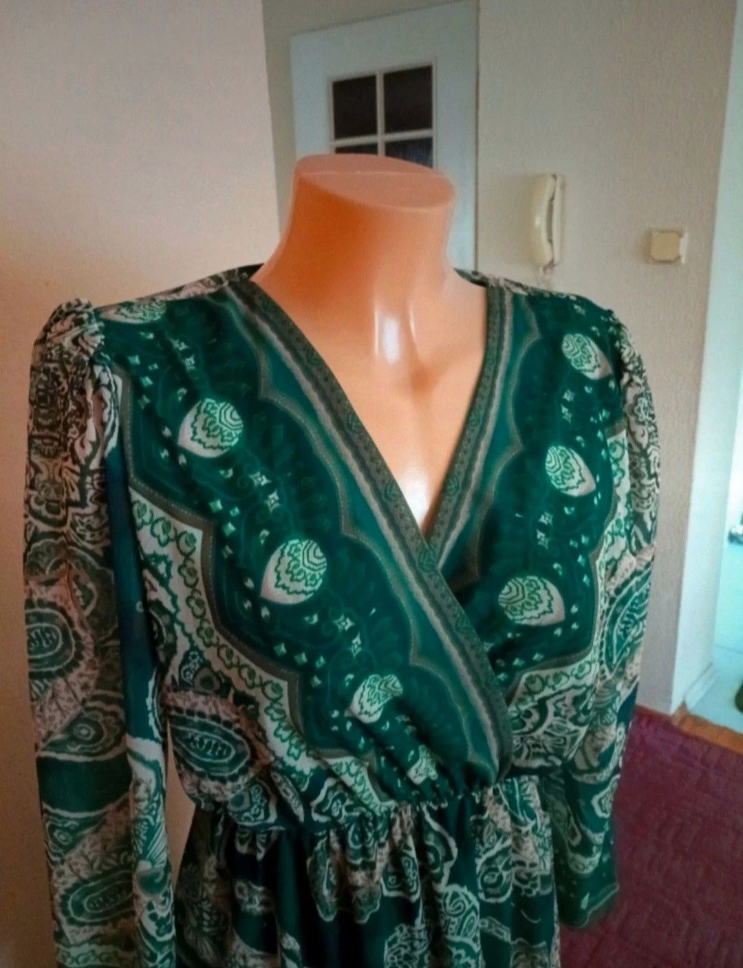 Piękna ciemnozielona sukienka midi z falbanką,uni, od L/12/40-XL/42