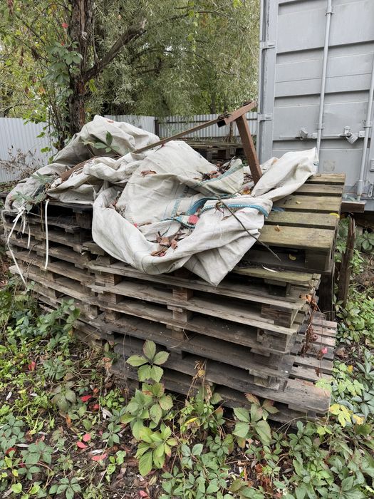 Продам старі піддони, палети, дрова