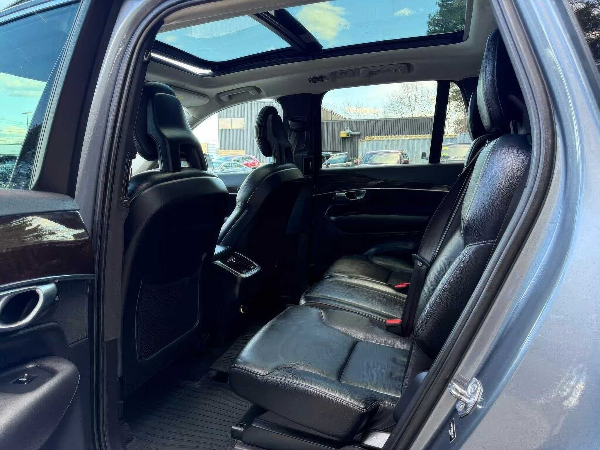 2017 Volvo XC90 T6 Momentum