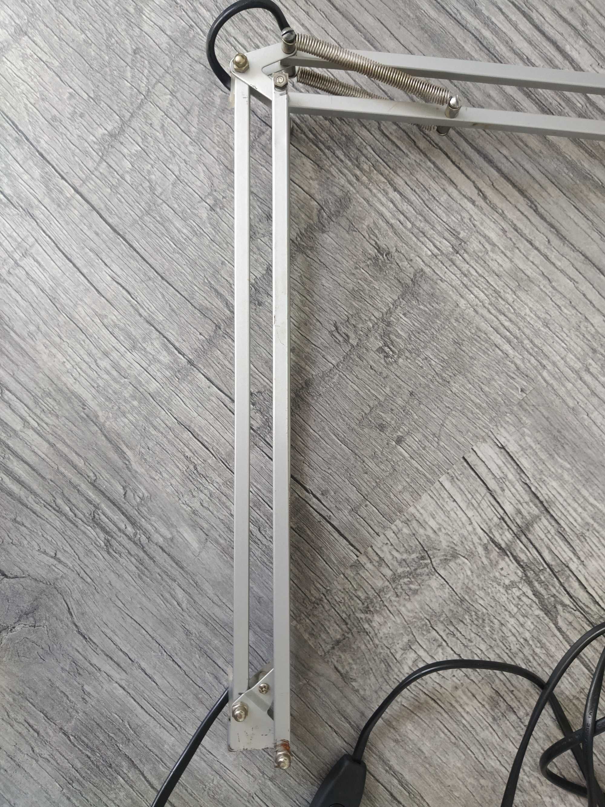 Srebrna lampka biurkowa kreślarska przykręcana