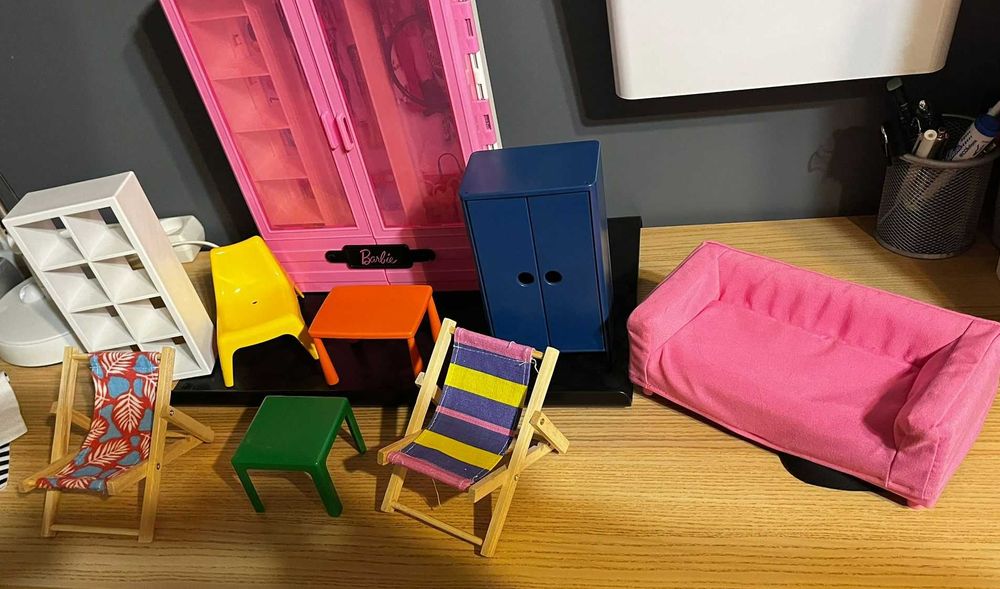 Meble zabawkowe, szafa Barbie, leżaki