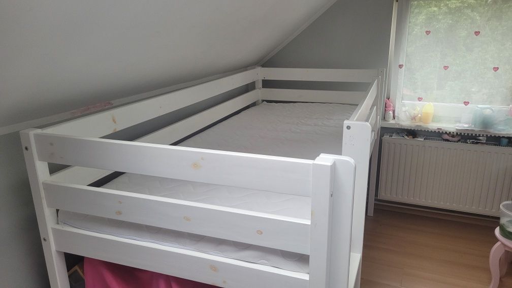 Łóżko piętrowe ze zjeżdżalnią