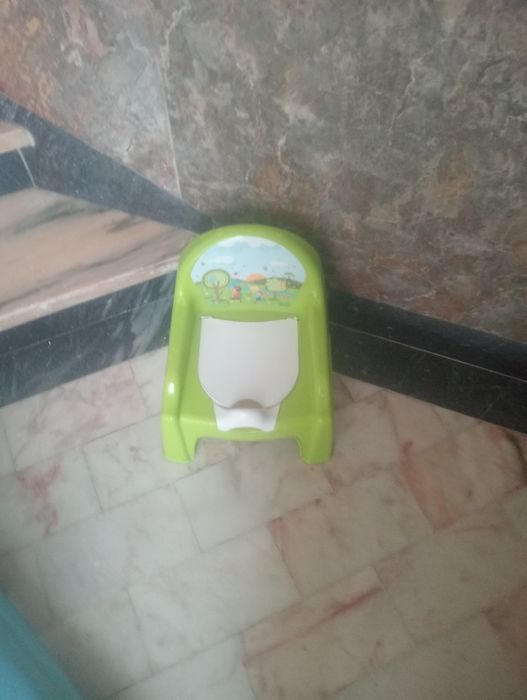 Cadeira para a criança aprender a fazer as necessidades com tampa