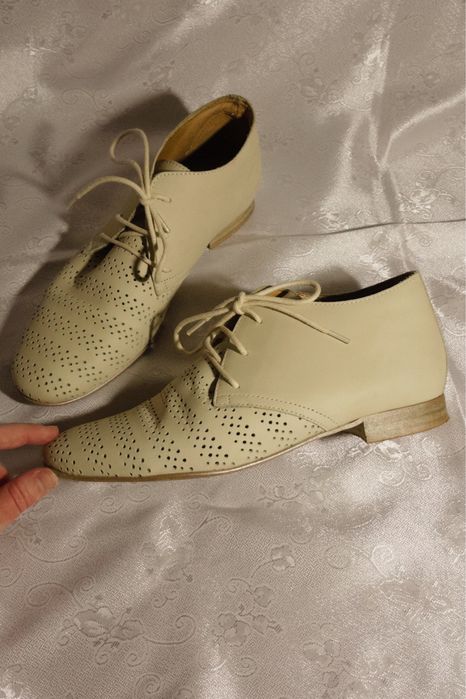 Жіночі туфлі з перфорацією