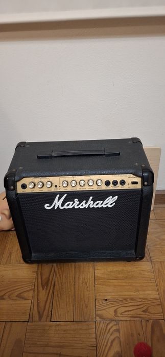 Guitarra eléctrica mais amplificador