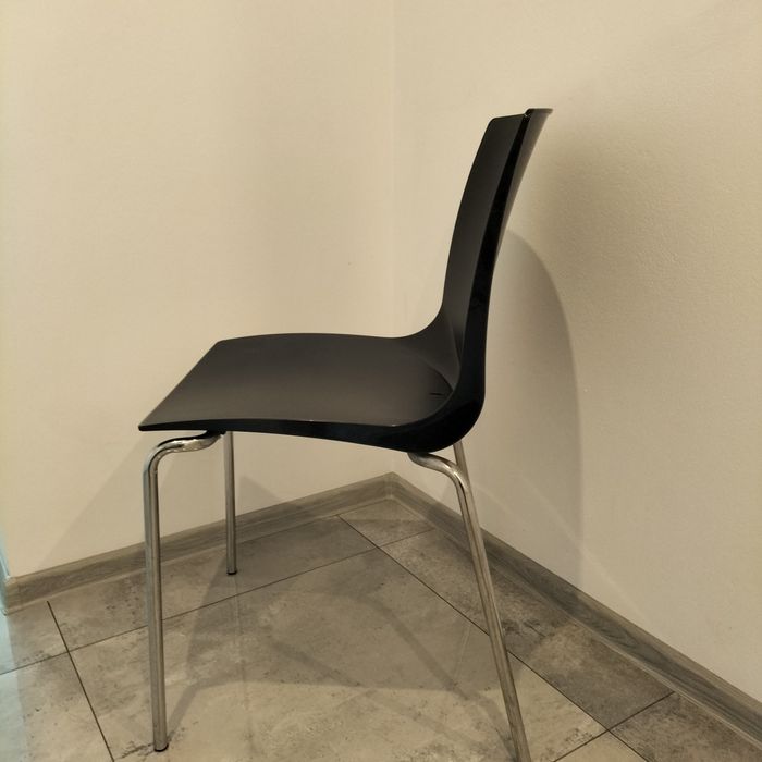 Krzesła plastikowe w bardzo dobrym stanie