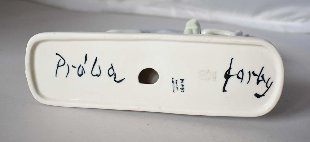 Porcelanowa figurka konia skaczącego przez przeszkodę. Chodzież