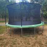 Trampolina z siatką zabezpieczającą