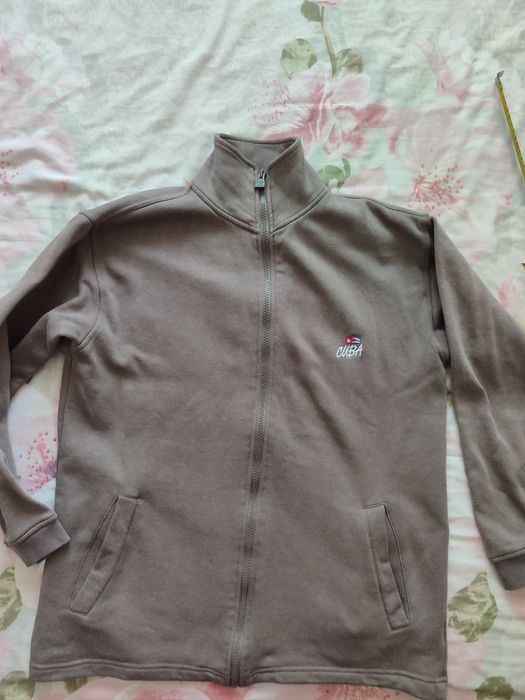 Продам джинсовую куртку, толстовки.