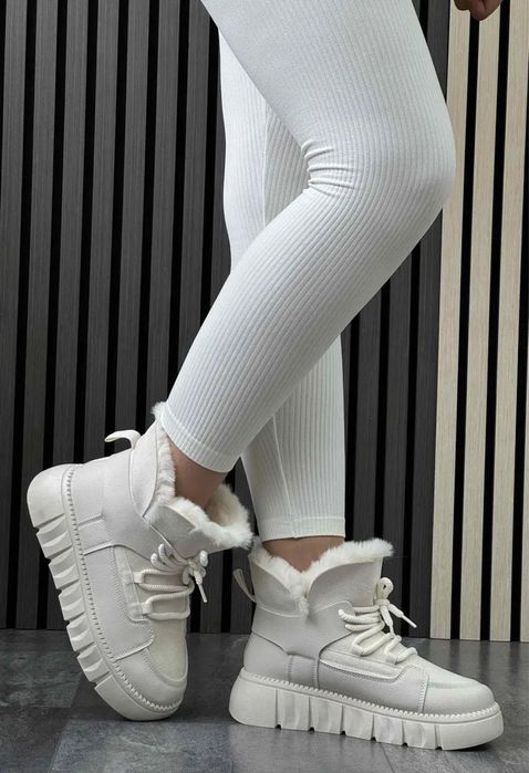 Жіночі зимові черевики / Угги на платформі