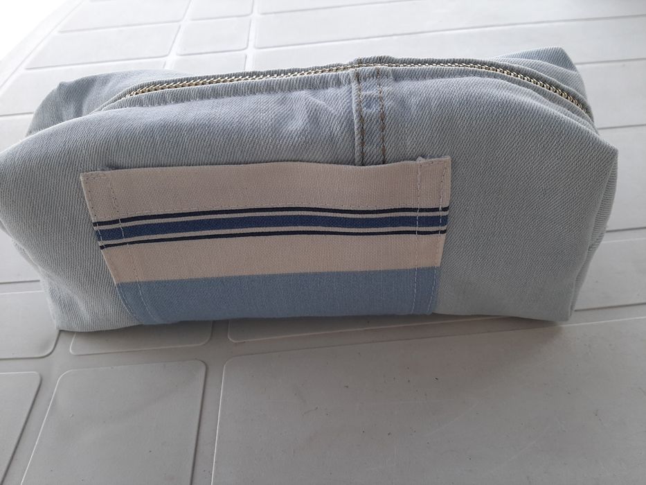Bolsa em ganga, com fecho, forradas e com bolsos interiores