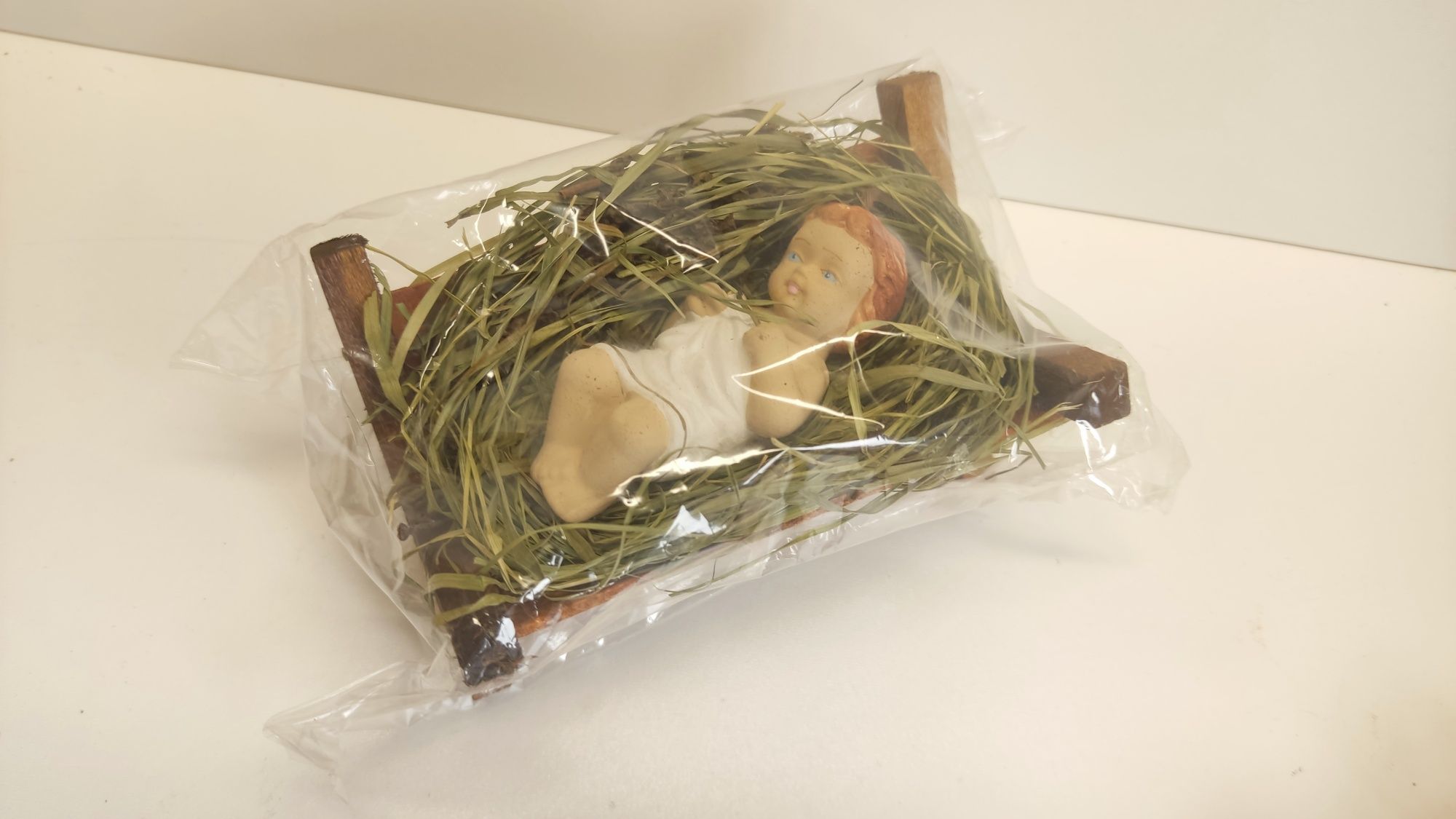NOWA Figurka Jezusek do Stajenki na drewnianym łóżeczku