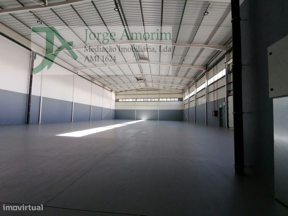 Armazém industrial 995 m2 - Como Novo