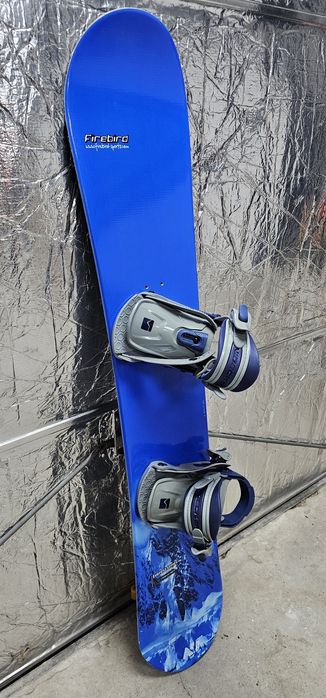 Deska snowboardowa ze sprawnymi wiązaniami