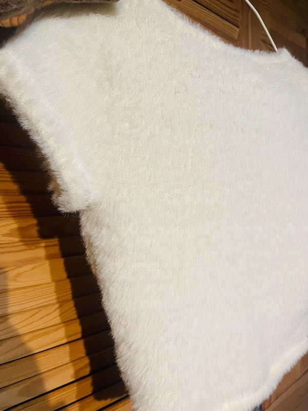 Biały sweterek puszysty crop top narzutka futerkowa krótki s fluffy