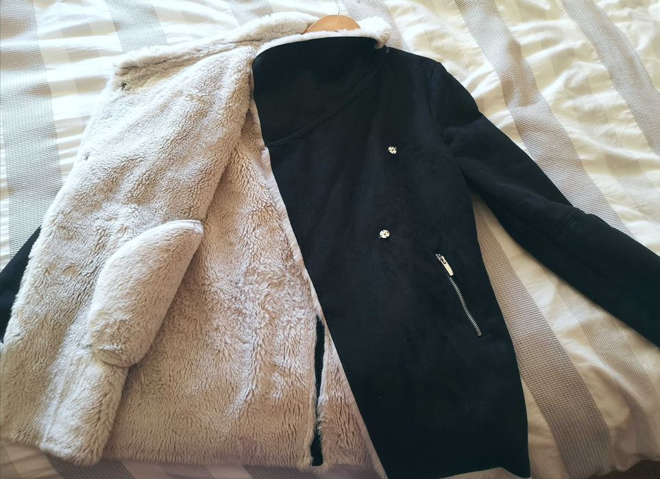 Casaco preto todo em pêlo por dentro Bershka, tamanho S