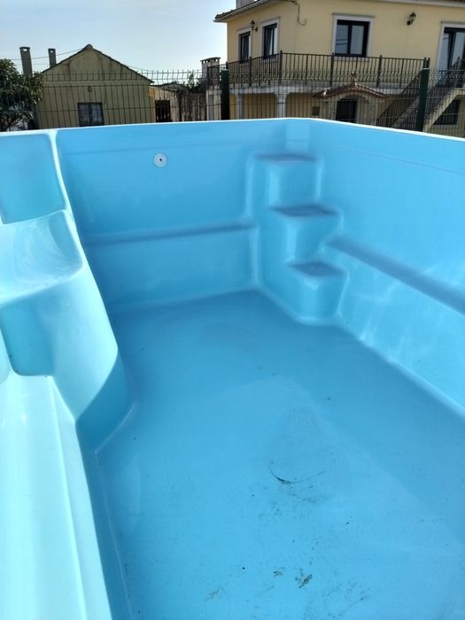 Piscina em fibra com casa de máquinas