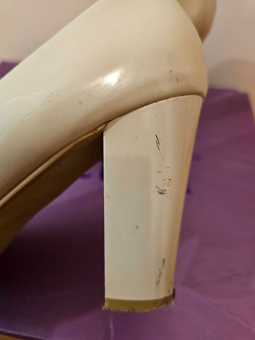 Туфлі бежеві на каблуку