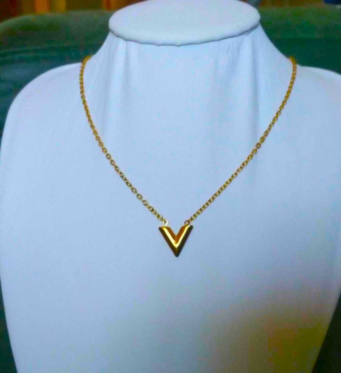 Colar Aço Dourado c/ V de Vitória NOVO - SALDO