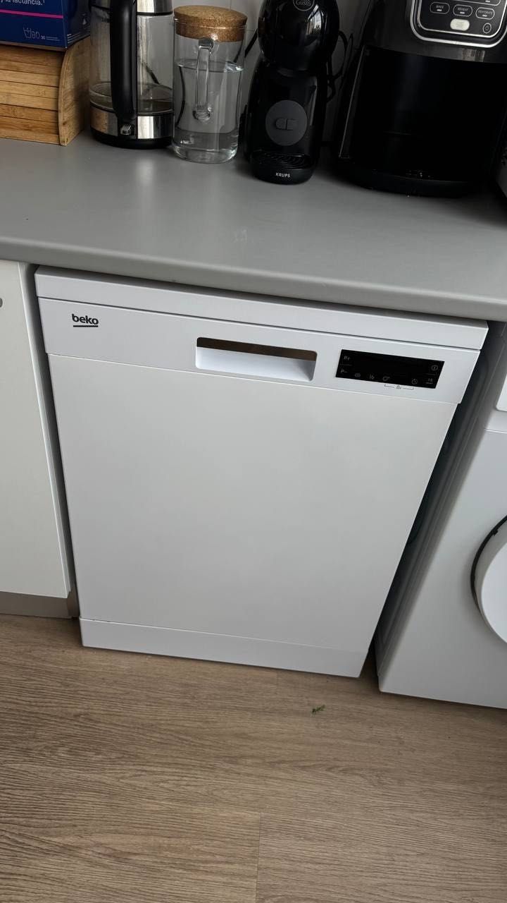 Máquina de lavar loiça Beko MDFN26431W
