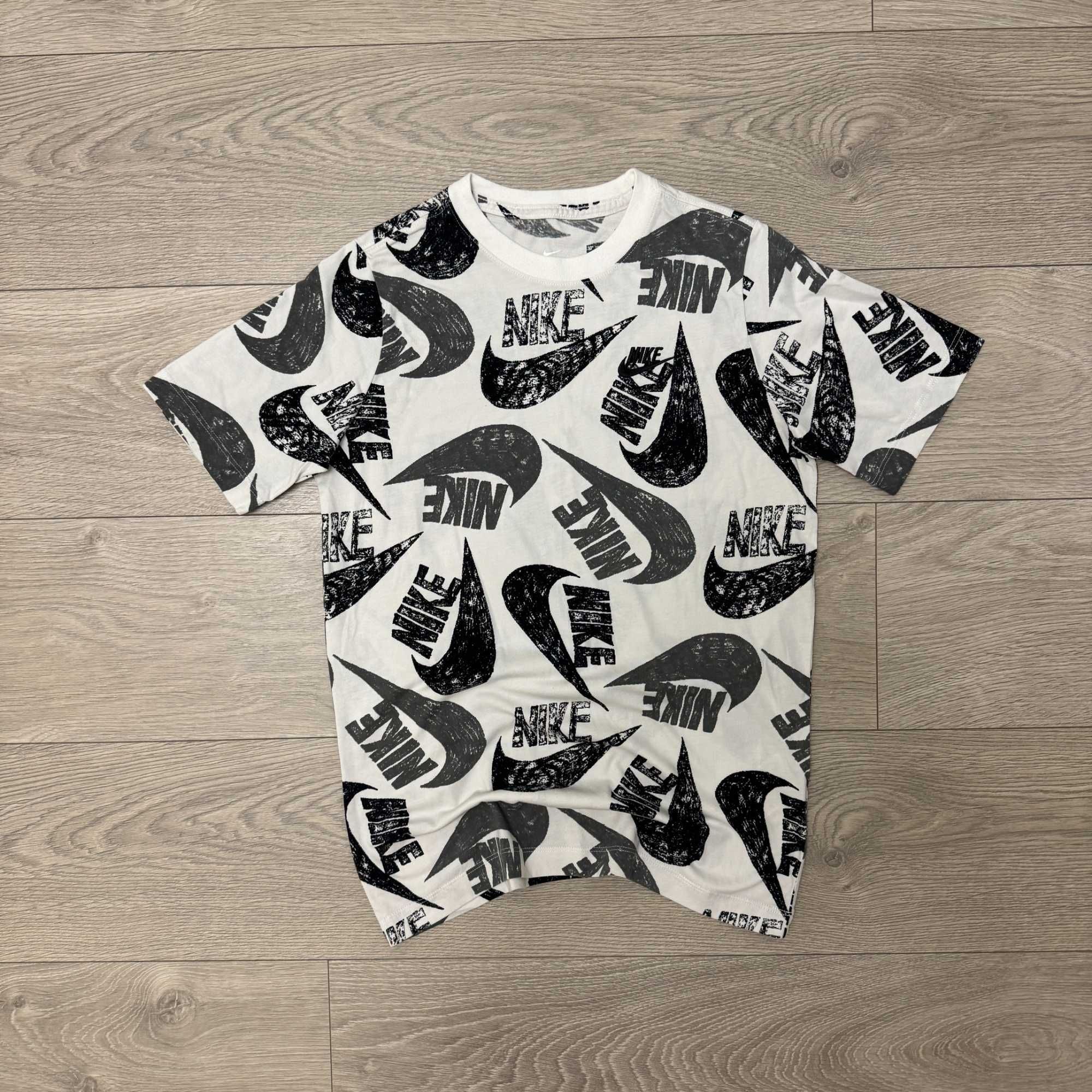Стильна Монограмна Футболка Найк Nike Monogram,  розмір XS, оригінал