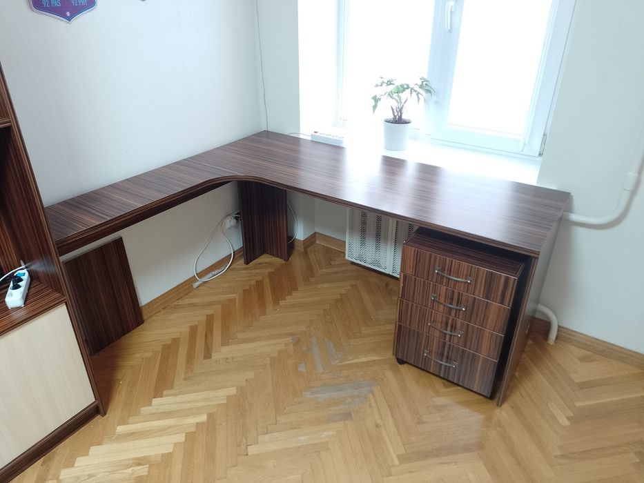 Письмовий стіл з тумбою