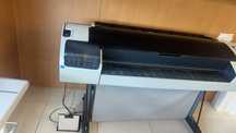 Impressora Plotter DesignJet T1300 PostScript + Guilotina e Rolos