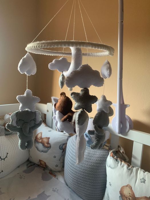 Мобіль з фетру з тримачем і музичним блоком для ліжечка