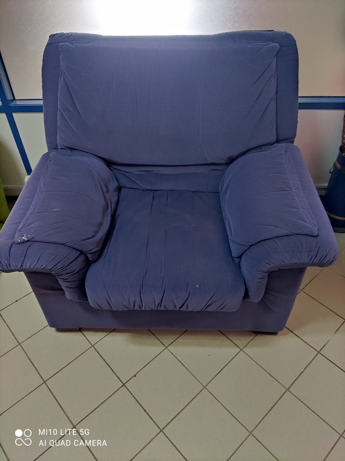Sofá single extremamente confortável.