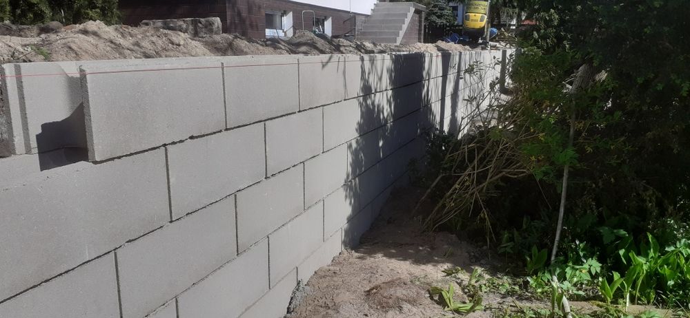 Montaż murków oporowych