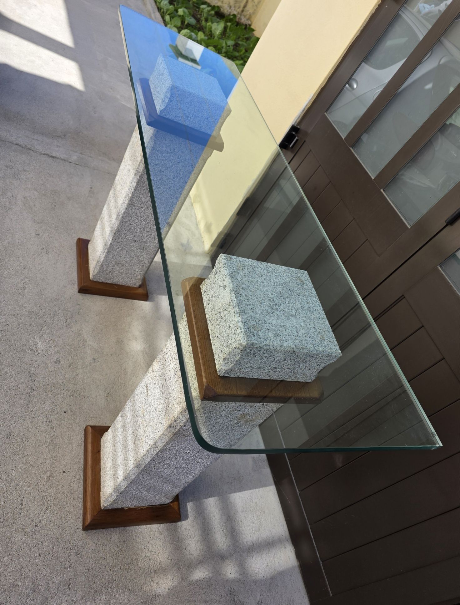 Mesa de entrada tampo de vidro com pernas de pedra