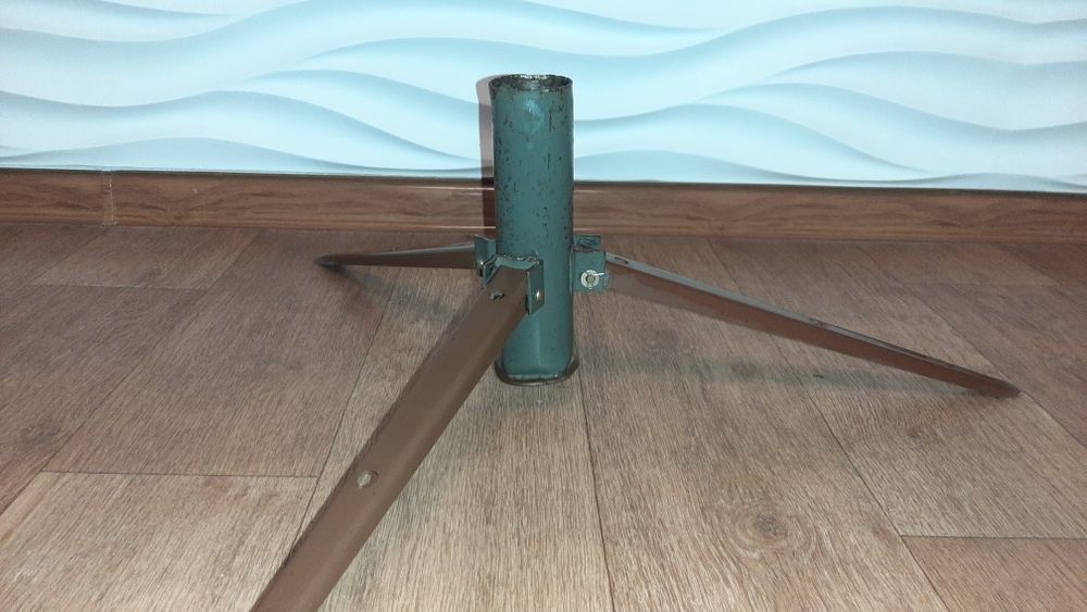 Тримач тринога для ялинки