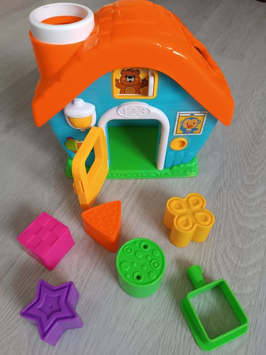 Casa de brincar com formas geométricas para encaixar