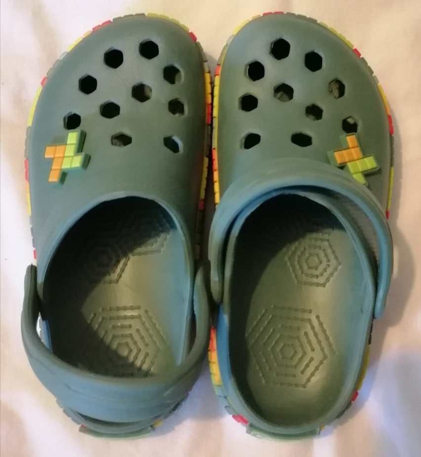Criança - sandálias e Crocs vários tamanhos e preços