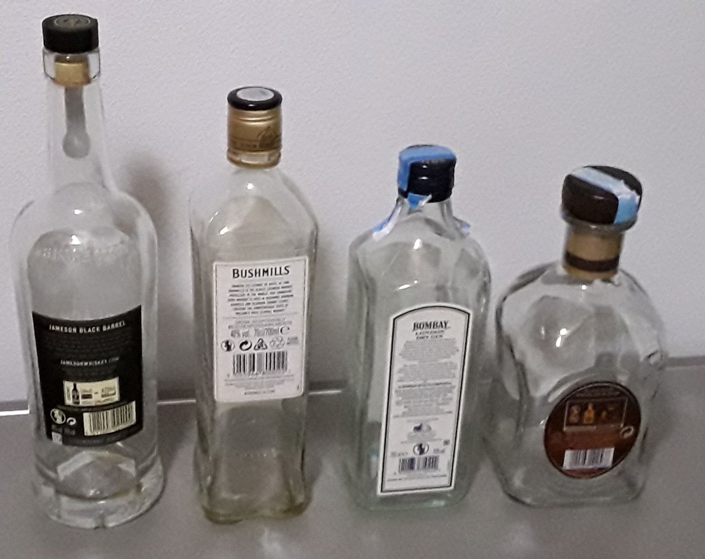 Garrafas vazias de Whisky e Gin, para colecção ou artesanato