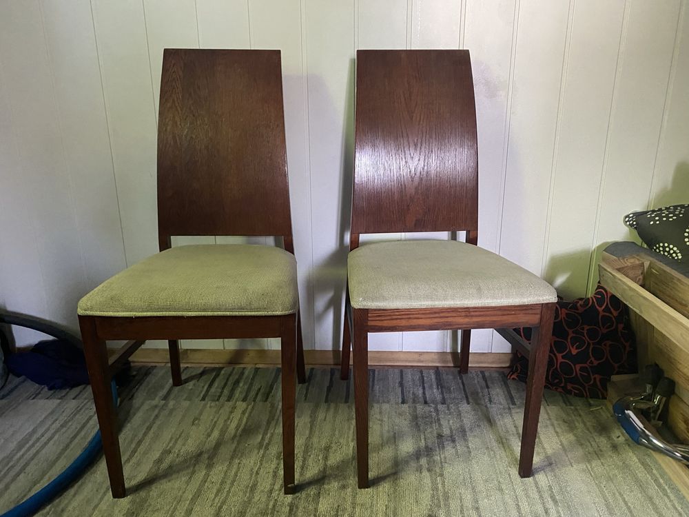 Dwa krzesla, solidne i brudne za 0,7 bacardi superior