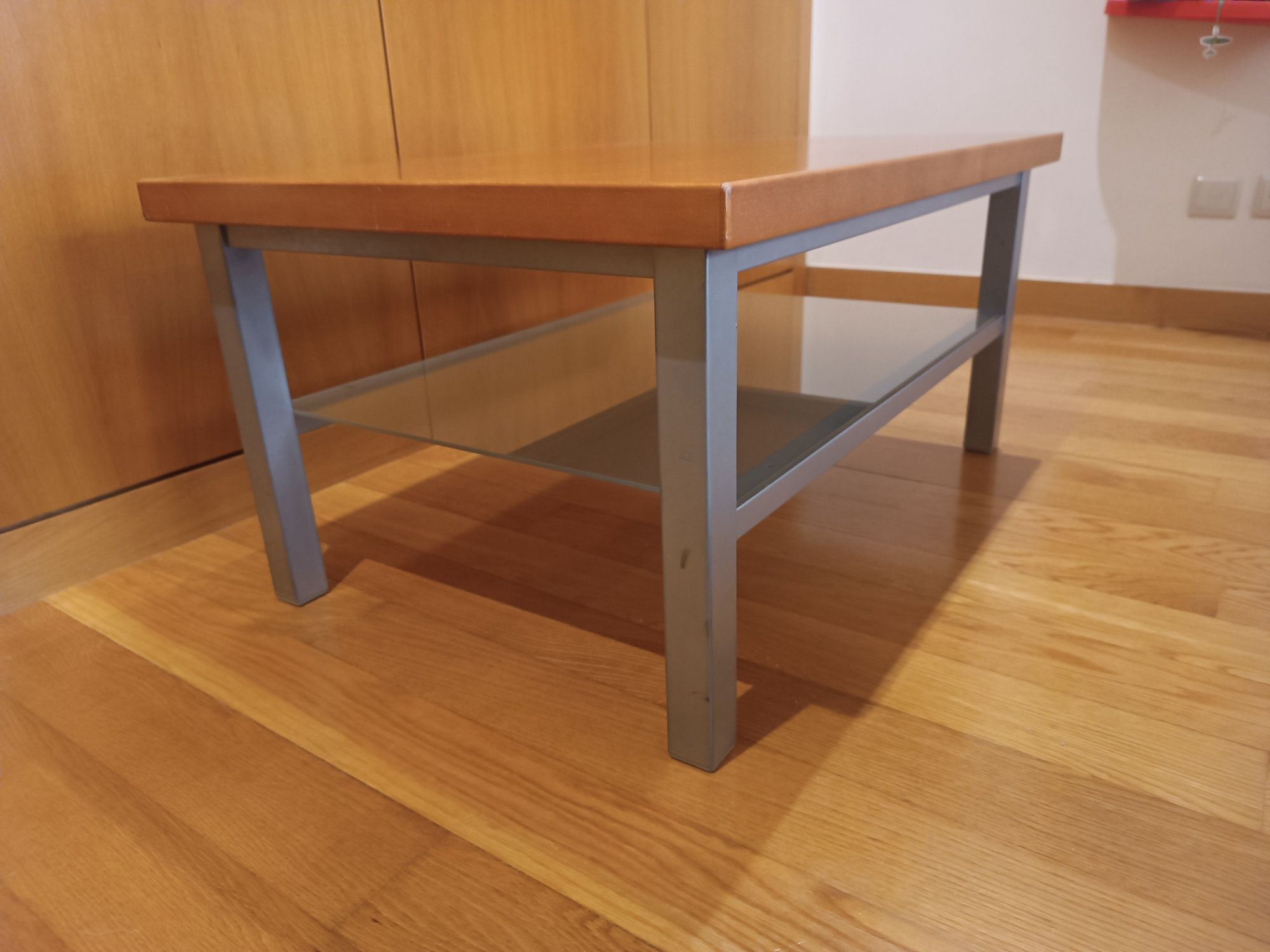 Mesa de centro com tampo de madeira