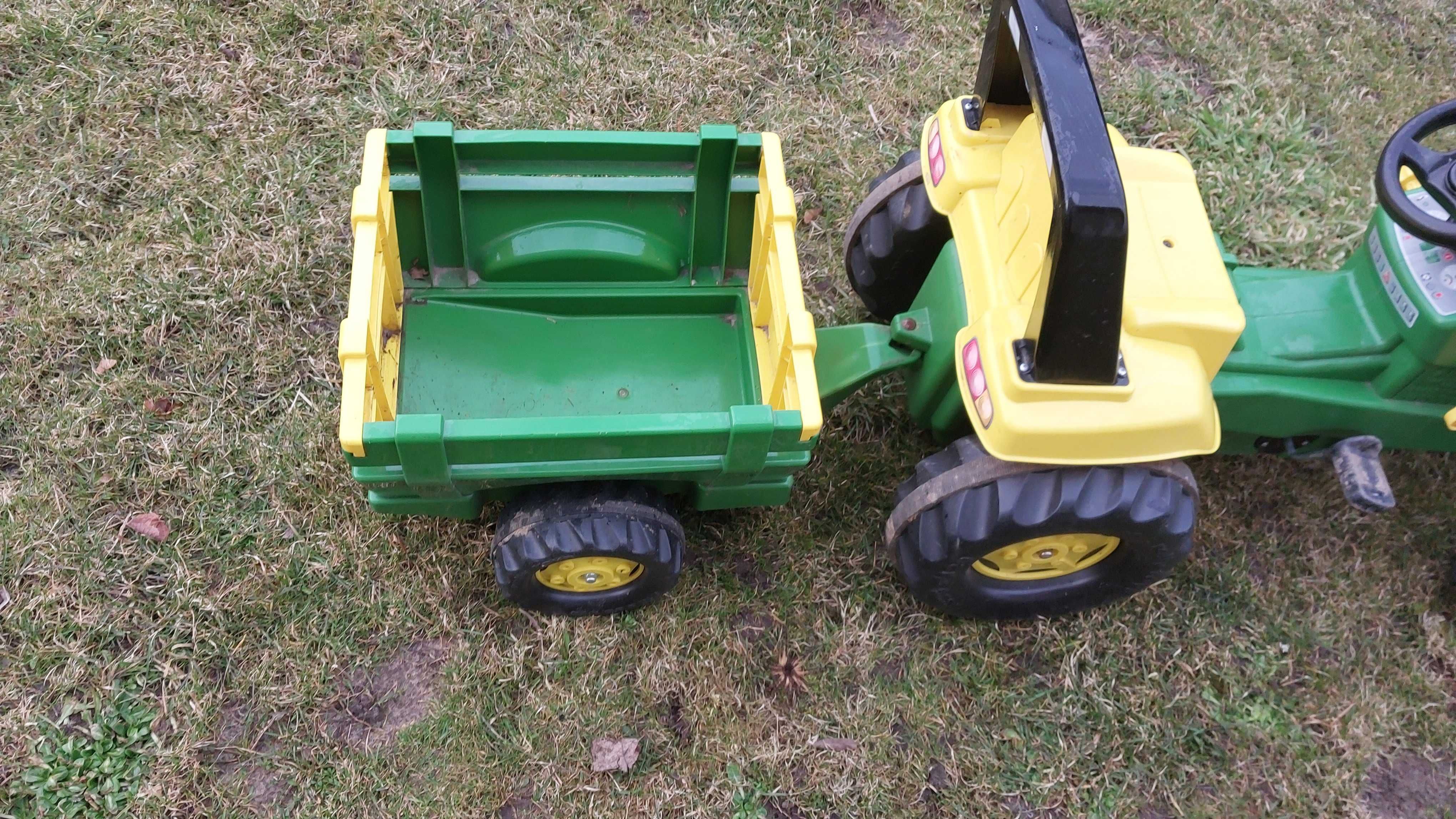 Traktor z ładowaczem i przyczepką