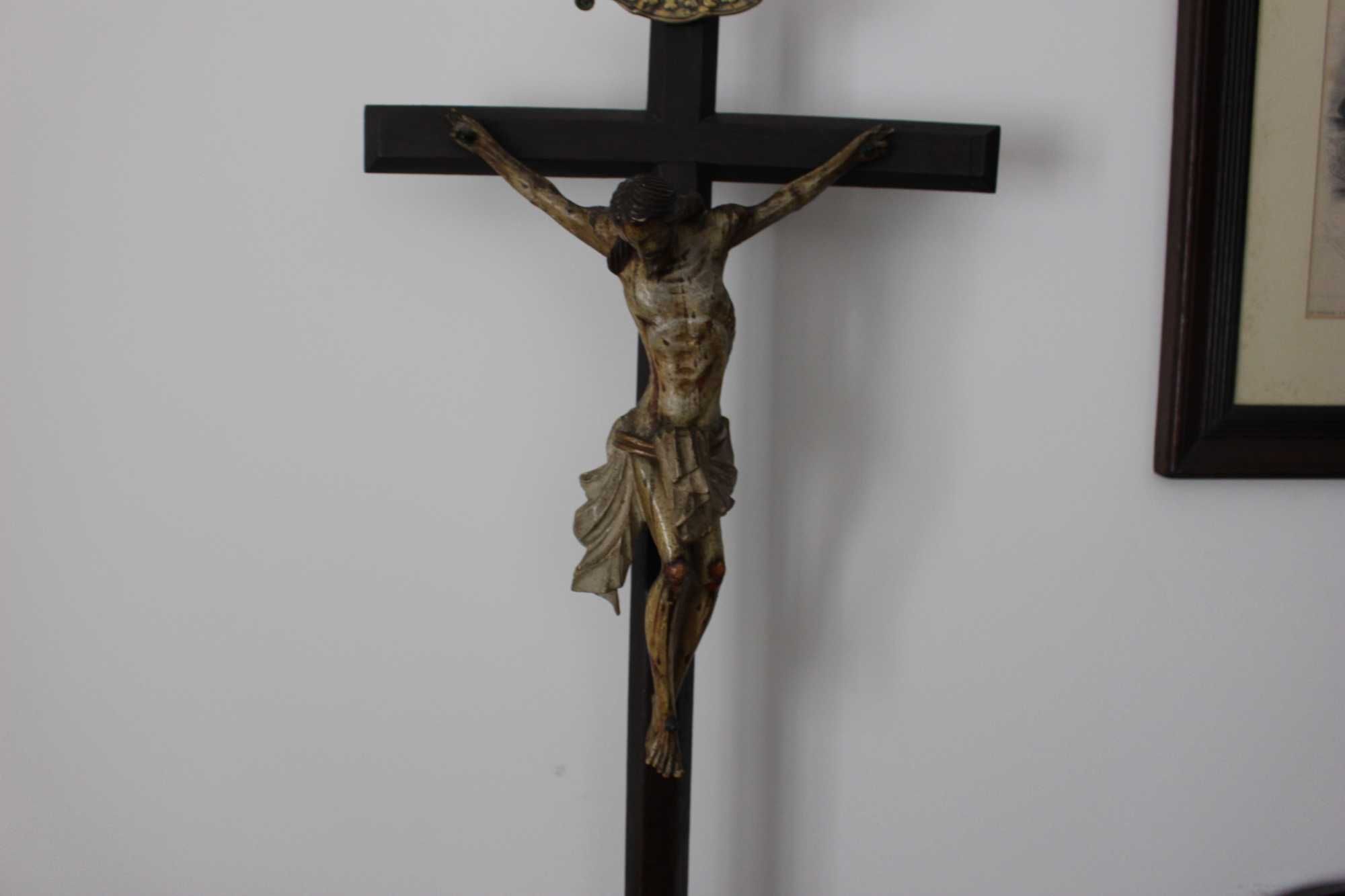 Grande crucifixo em madeira início Séc XIX