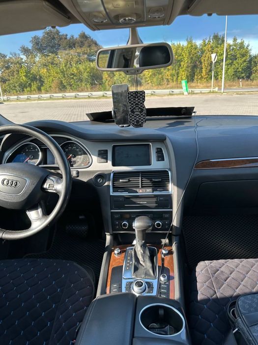 Ауді Q7 2012 р. Машина на повному ходу.