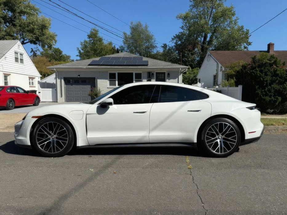 Porsche Taycan      2021