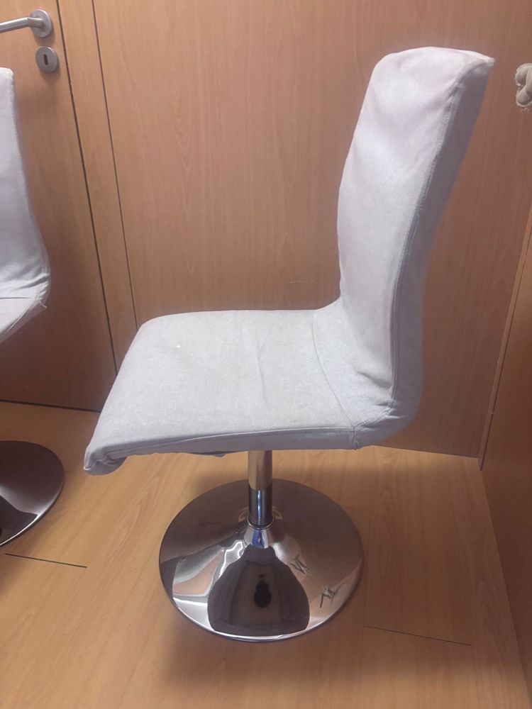 Vendo 4 cadeiras com pé em aço giratoria