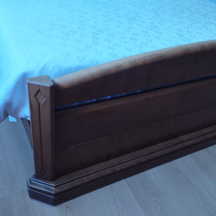 Cama de casal em cerejeira