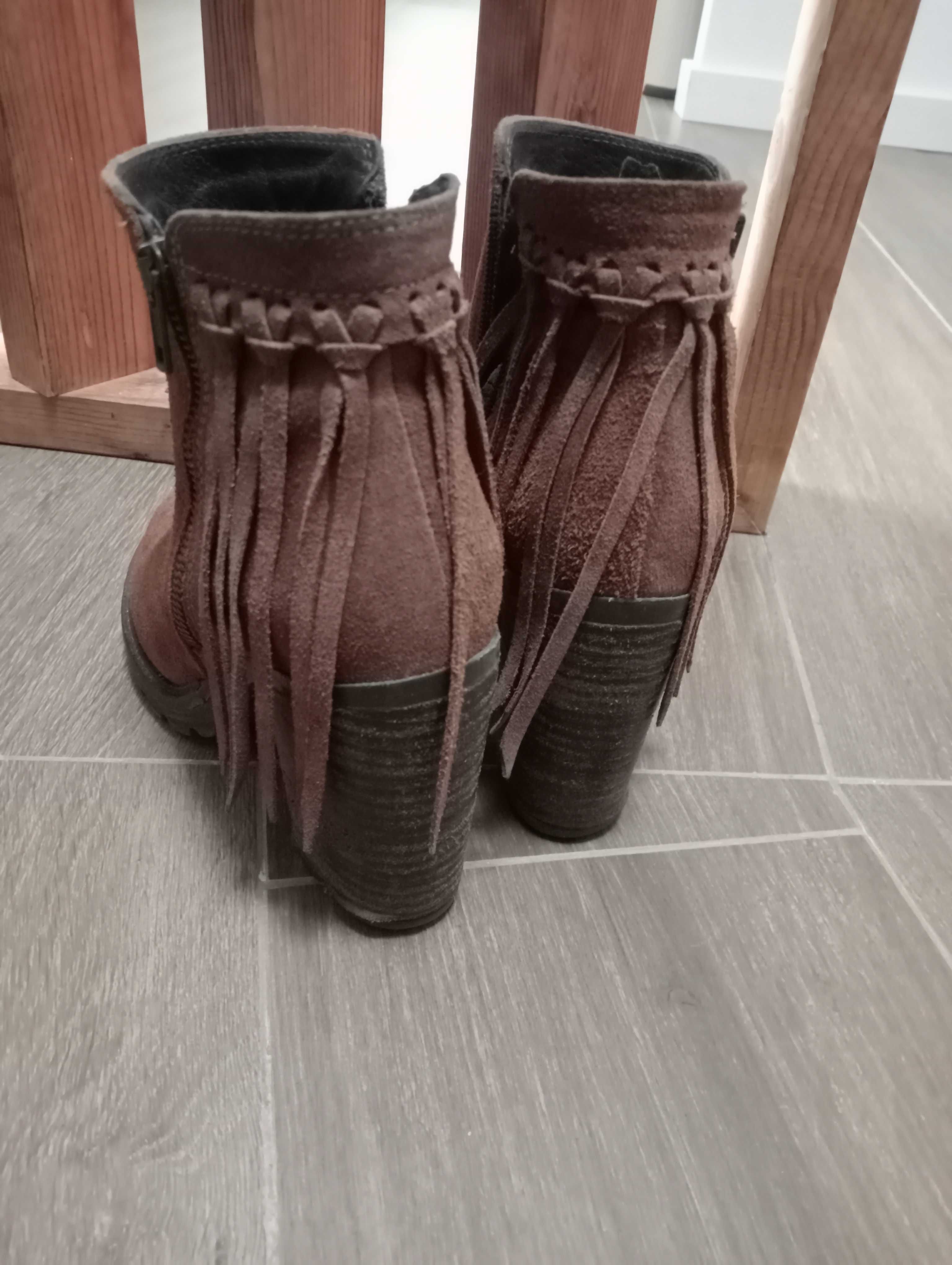 Botas em pele castanha