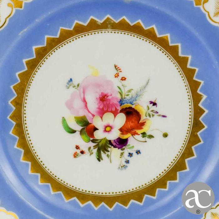 Prato em porcelana europeia pintado à mão e ouro